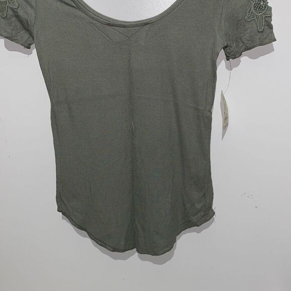 Mudd Women's Olive Green Ribbed Short Sleeve Embroidered T-Shirt Size XS NWT - Picture 2 of 7